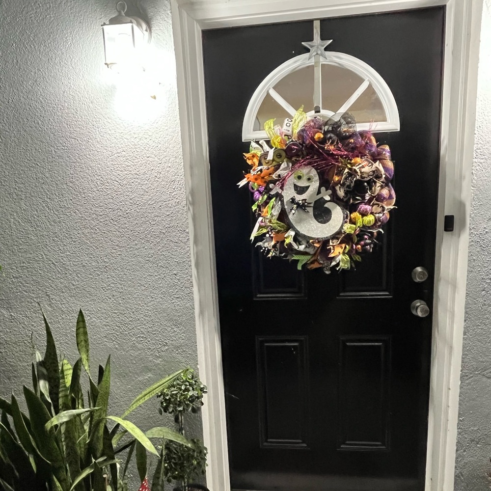 Ghost Wreath Boo! - Picture 2 of 5